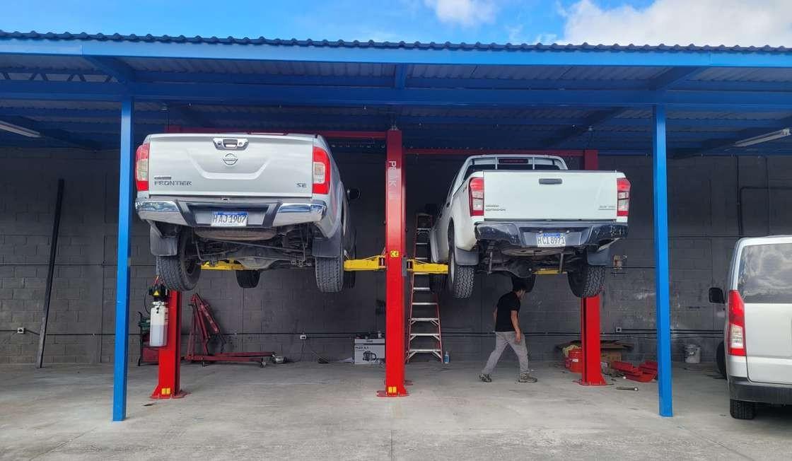 Dos pickups en elevadores rojos