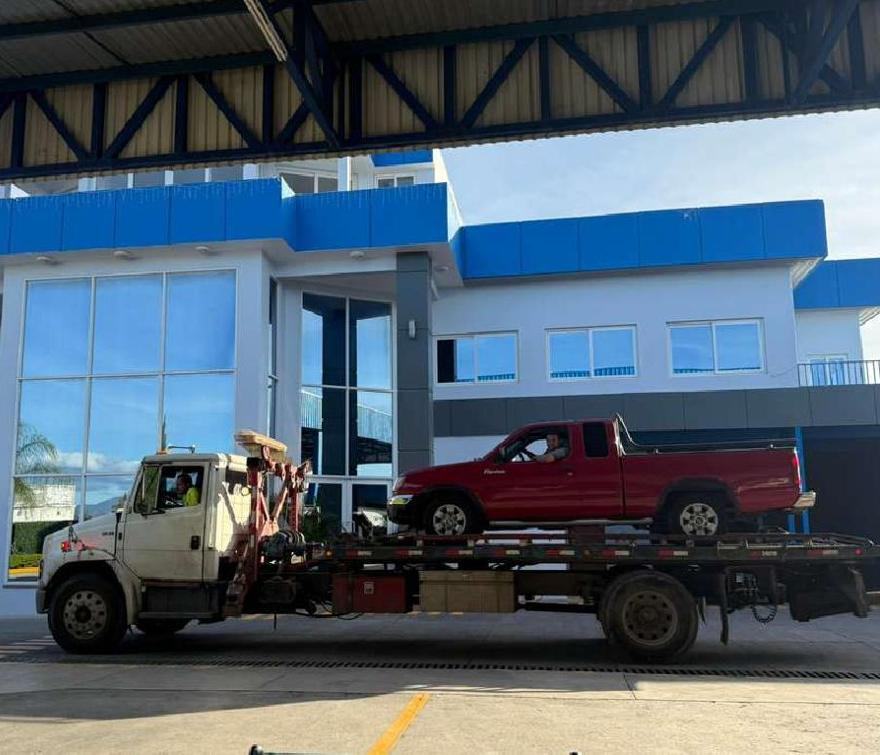 Grúa plataforma con un pickup