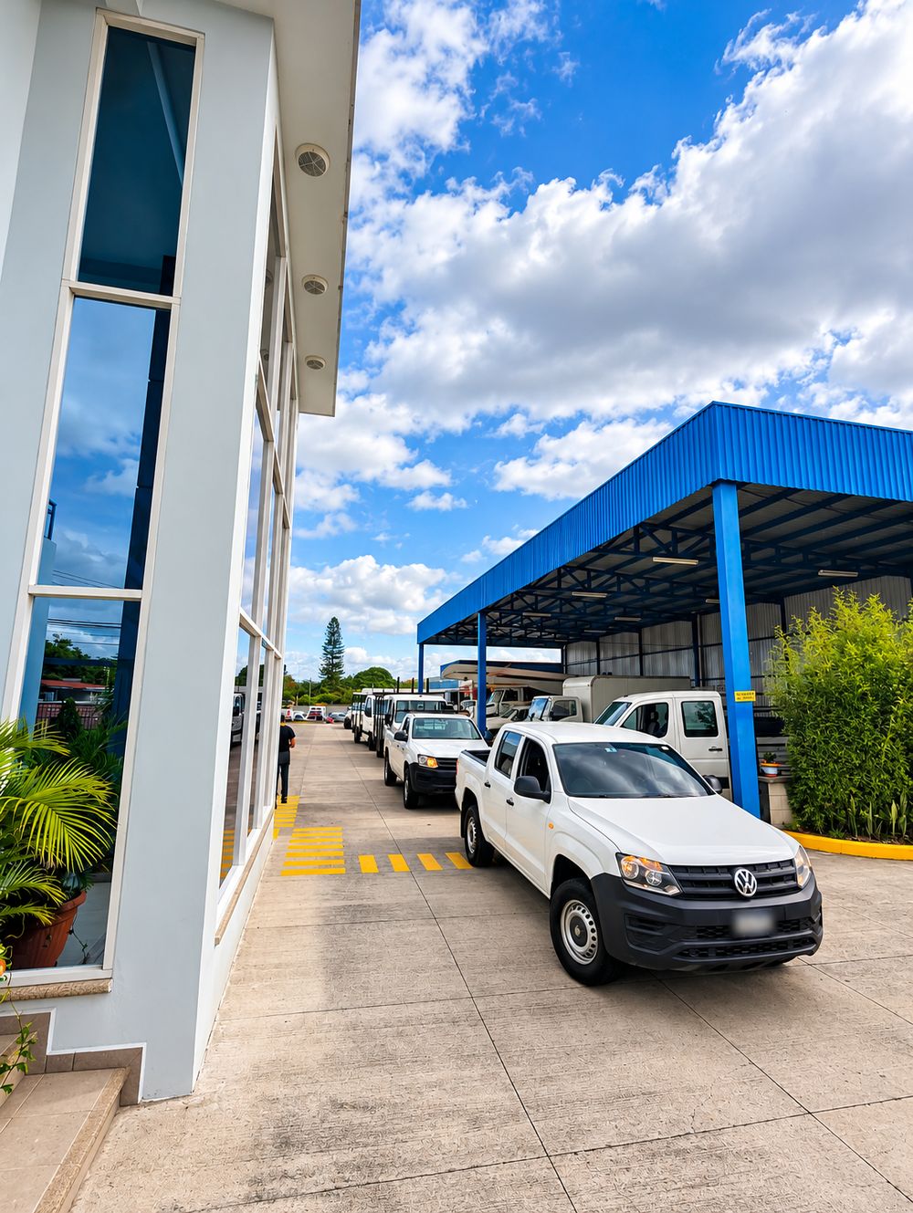 Pickups de flota en el patio de recepción