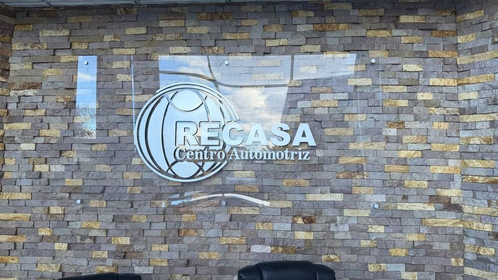 Logo de RECASA en la recepción